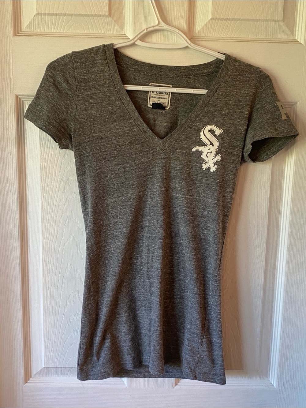 Pink Victoria’s Secret Women's Gray V-Neck Tee white Sox 5th & Ocean